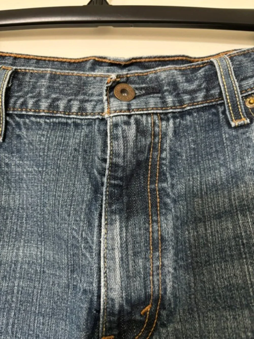 Men's Levi blue jeans dark stonewash - size 36/28 - comfortable!